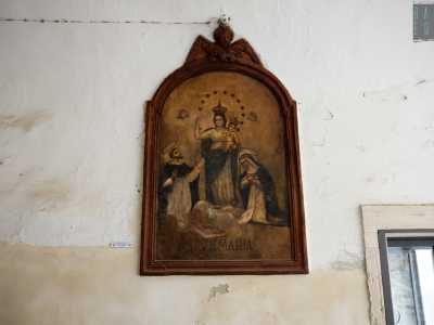 La Vergine � raffigurata tra San Domenico e Santa Caterina inginocchiati e ai suoi piedi ci sono un Vangelo e un giglio: il primo rimanda alla missione evangelica dei due, il secondo rappresenta la purezza di Maria